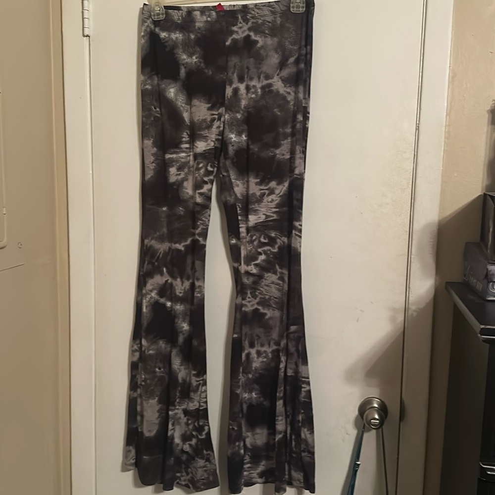 Black/White Women’s Size 1X bell bottomed pants.